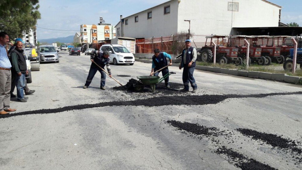 Kırkağaç’da Yollara Asfalt Bakımı