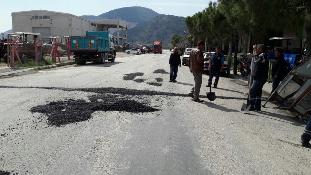 Kırkağaç’da Yollara Asfalt Bakımı