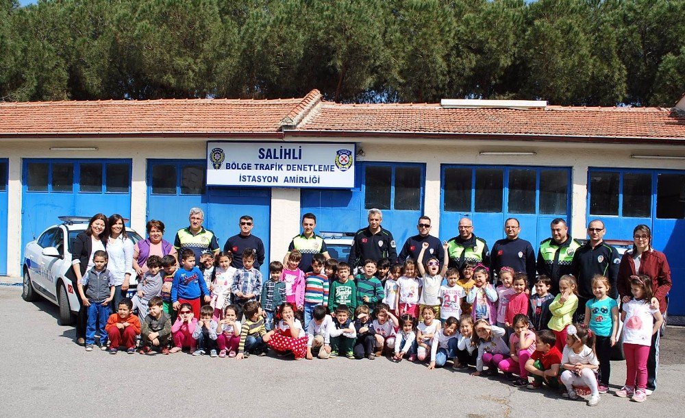 Miniklerden Polislere Pastalı Kutlama