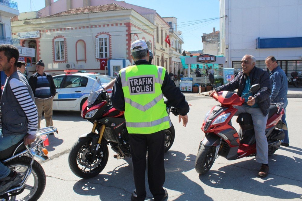 Öğrenciler Hem Trafiği Denetledi, Hem Kask Dağıttı