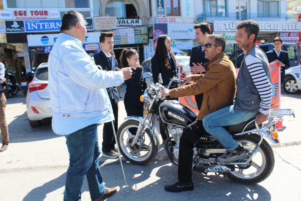 Öğrenciler Hem Trafiği Denetledi, Hem Kask Dağıttı