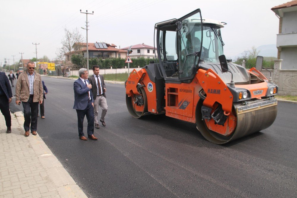 Akyazı’da Asfalt Serim Çalışmaları Sürüyor