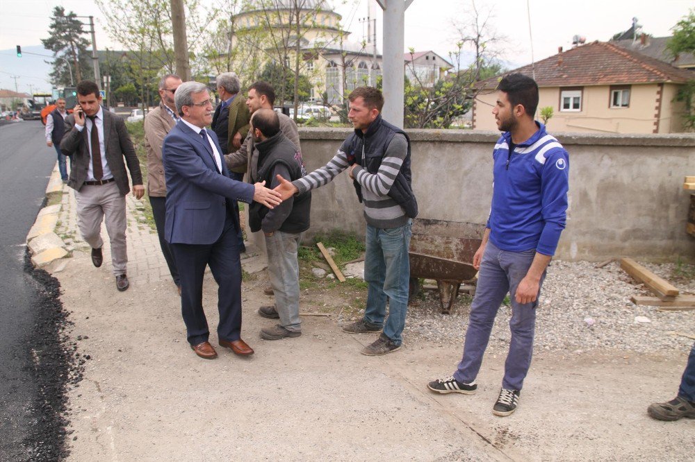 Akyazı’da Asfalt Serim Çalışmaları Sürüyor