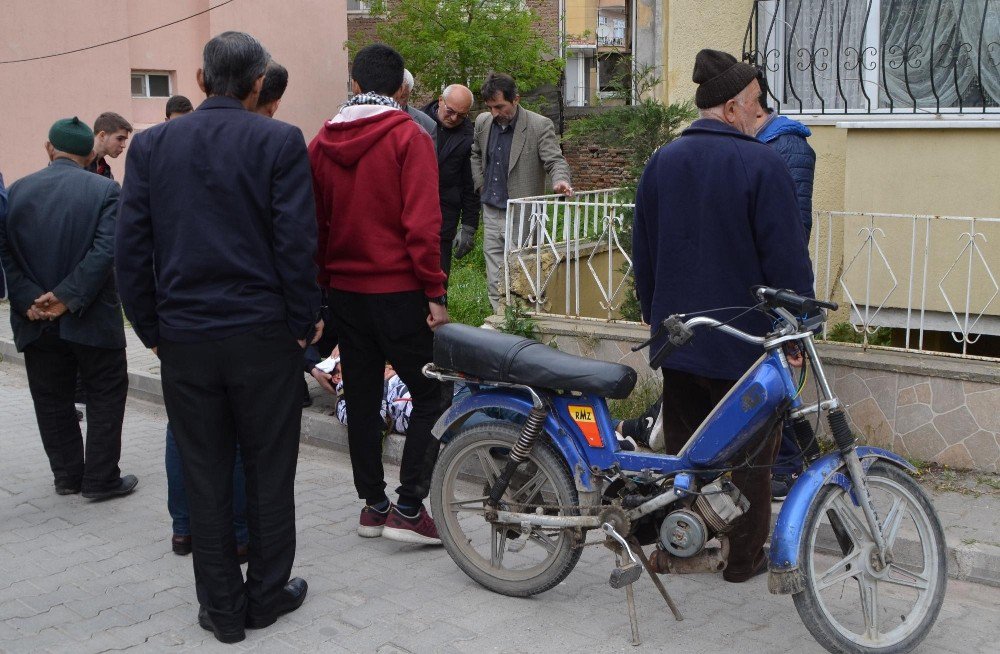 Bahçe Duvarına Çarpan Motosiklet Sürücüsü Yaralandı