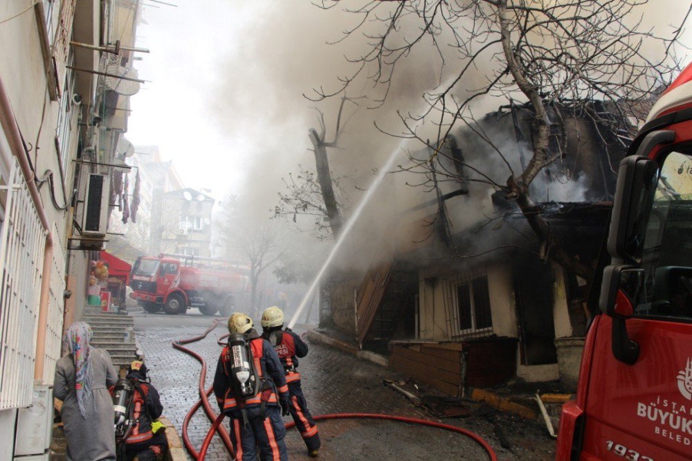 Beyoğlu’nda Bir Gecekondu İle Bir Ahşap Bina Alev Alev Yandı