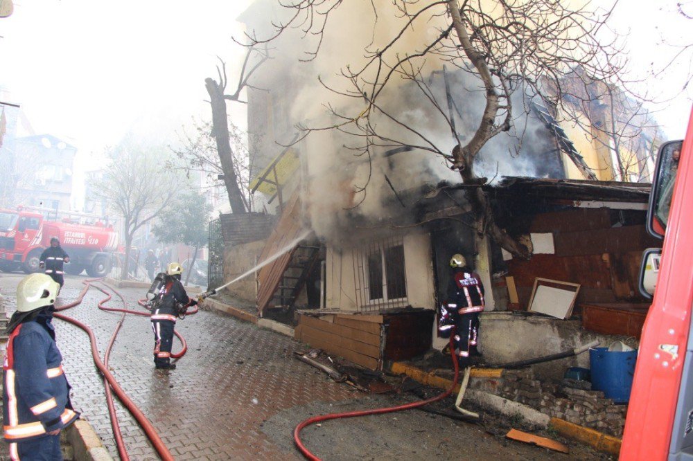 Beyoğlu’nda Bir Gecekondu İle Bir Ahşap Bina Alev Alev Yandı