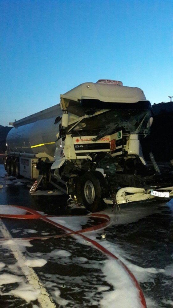 Yakıt Dolu Tanker Tır’a Arkadan Çarptı; 1 Yaralı