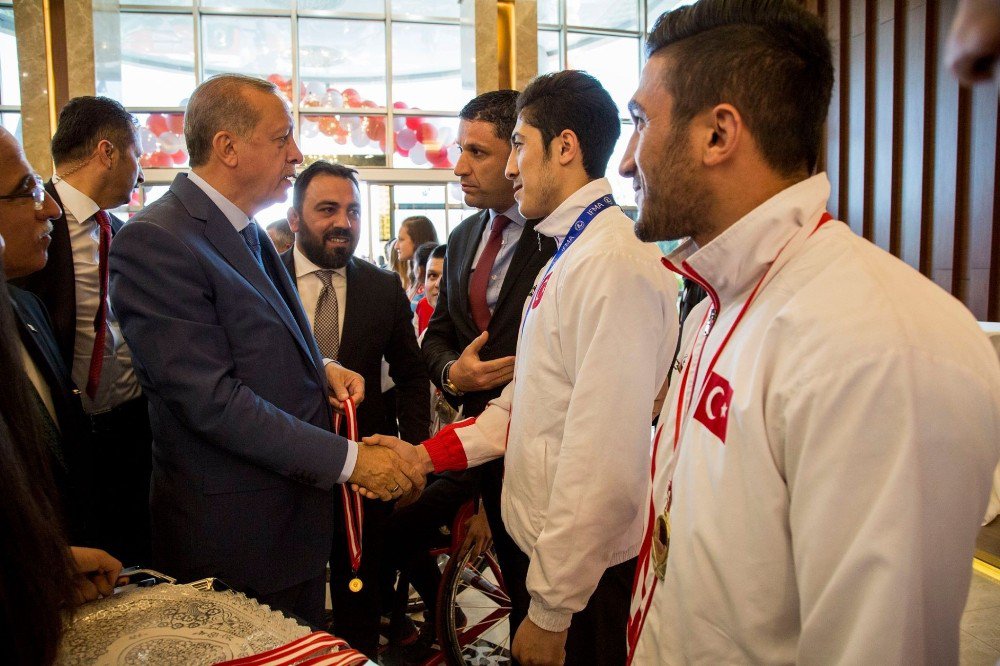 Cumhurbaşkanı Erdoğan Haliliyeli Sporcularla Buluştu