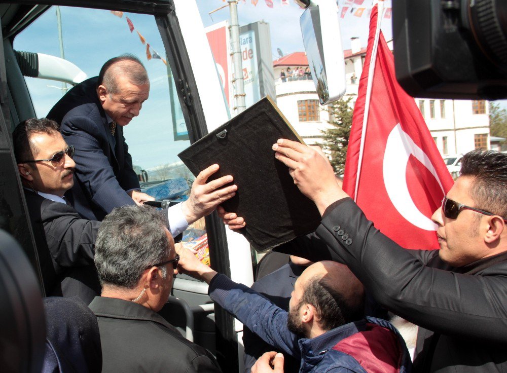 Cumhurbaşkanı Erdoğan, Erzurum’da Ciritçiler Tarafından Karşılandı