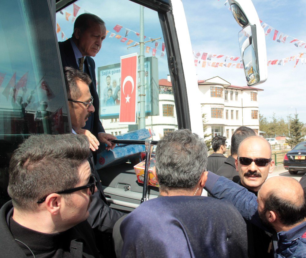 Cumhurbaşkanı Erdoğan, Erzurum’da Ciritçiler Tarafından Karşılandı