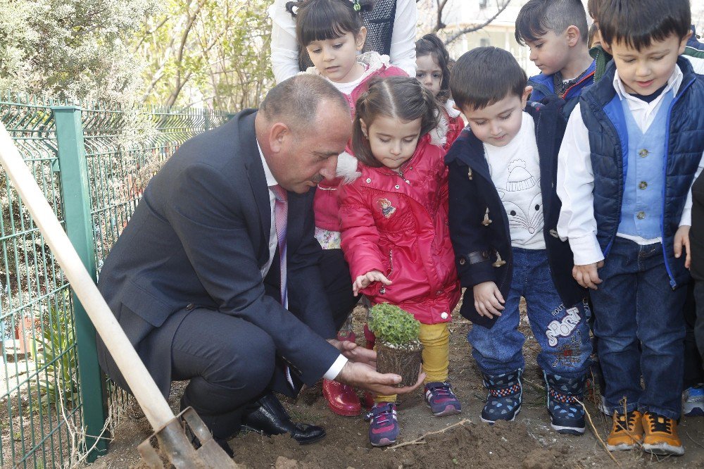 Gölbaşı Belediye Başkanı Duruay Miniklerle Çiçek Ekti