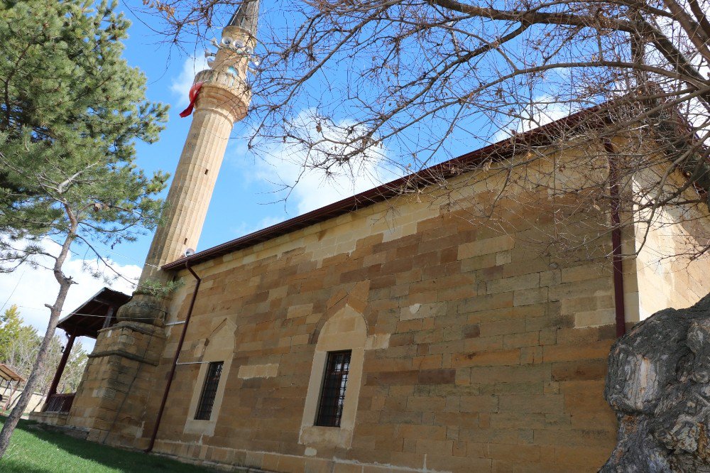 Asırlık Dut Ağacının Gölgesinde Asırlık Cami