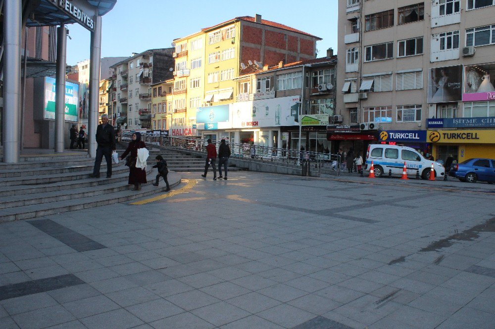 4 Aylık Karısını Başka Bir Adamla Basınca Ortalık Karıştı