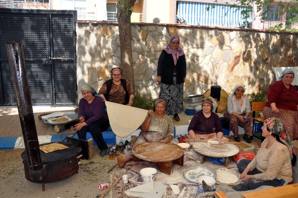 Okulun İhtiyaçları İçin 7 Bin Gözleme Sattılar