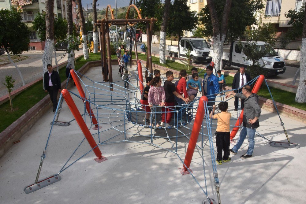 Alıcık, Çocuklarla Çocuk Olup Mutluluklarını Onlarla Birlikte Yaşadı