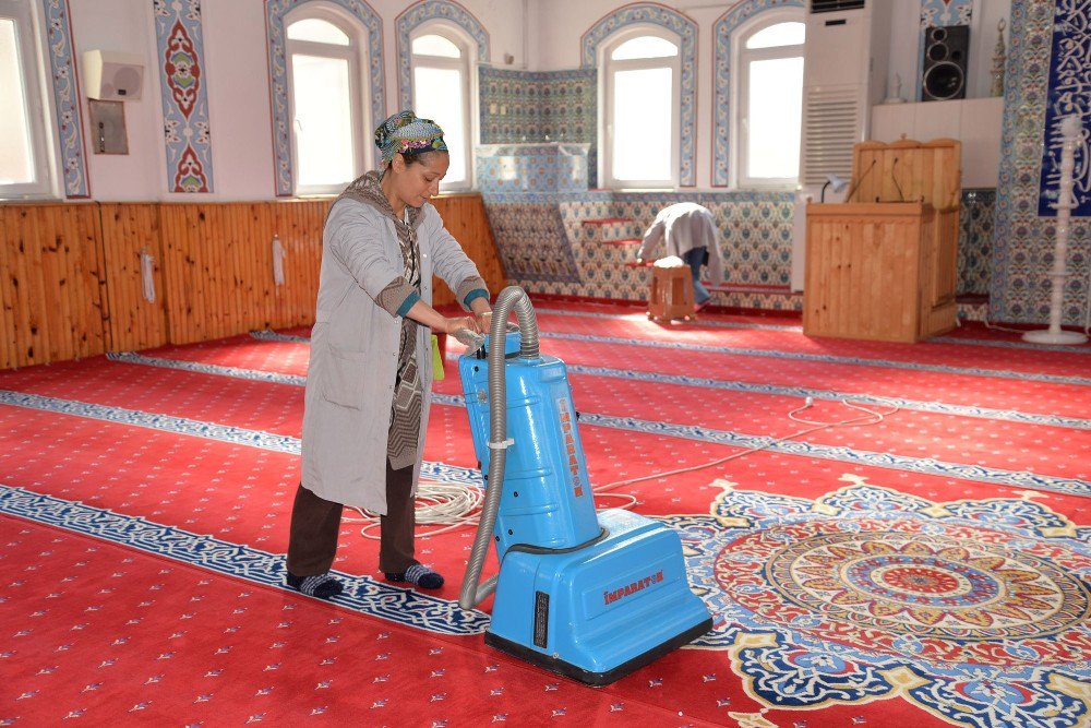 Bozüyük’te Camilerde Bahar Temizliği