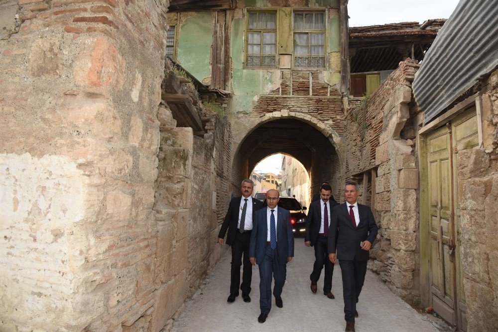 Vali Demirtaş, Adana’nın Tarihi Tepebağ Bölgesinde İncelemelerde Bulundu