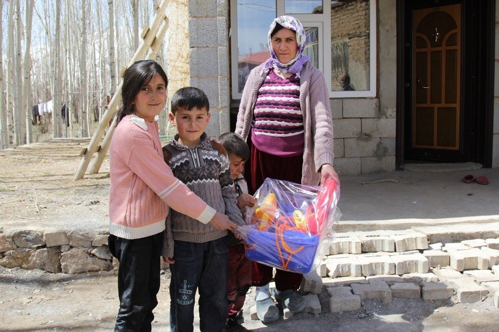 Başkale Belediyesinden Çocuklara Oyuncak