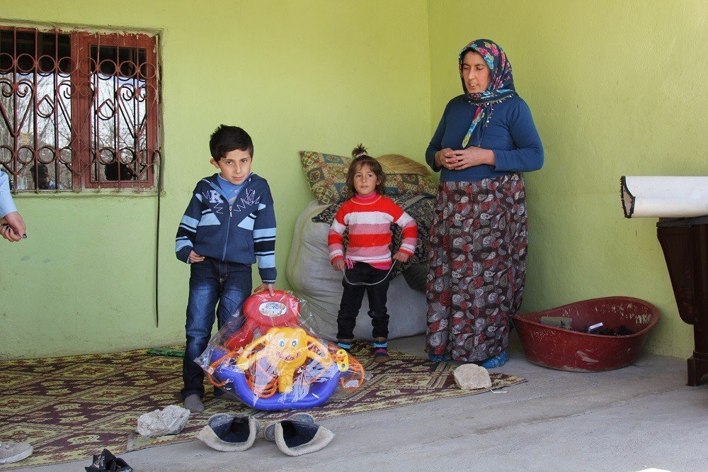 Başkale Belediyesinden Çocuklara Oyuncak