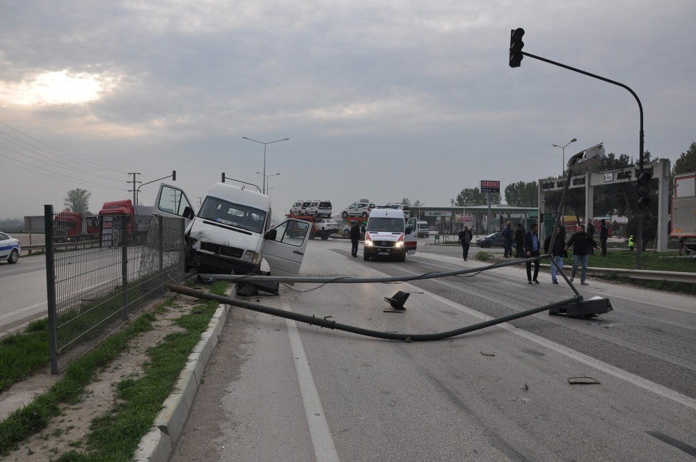 İşçi Servisine Tır Çarptı: 15 Yaralı