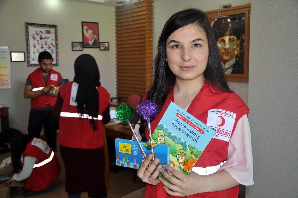 Kızılay Üniversitelilerin Toplandığı Yardımları Köy Okullarına Ulaştıracak