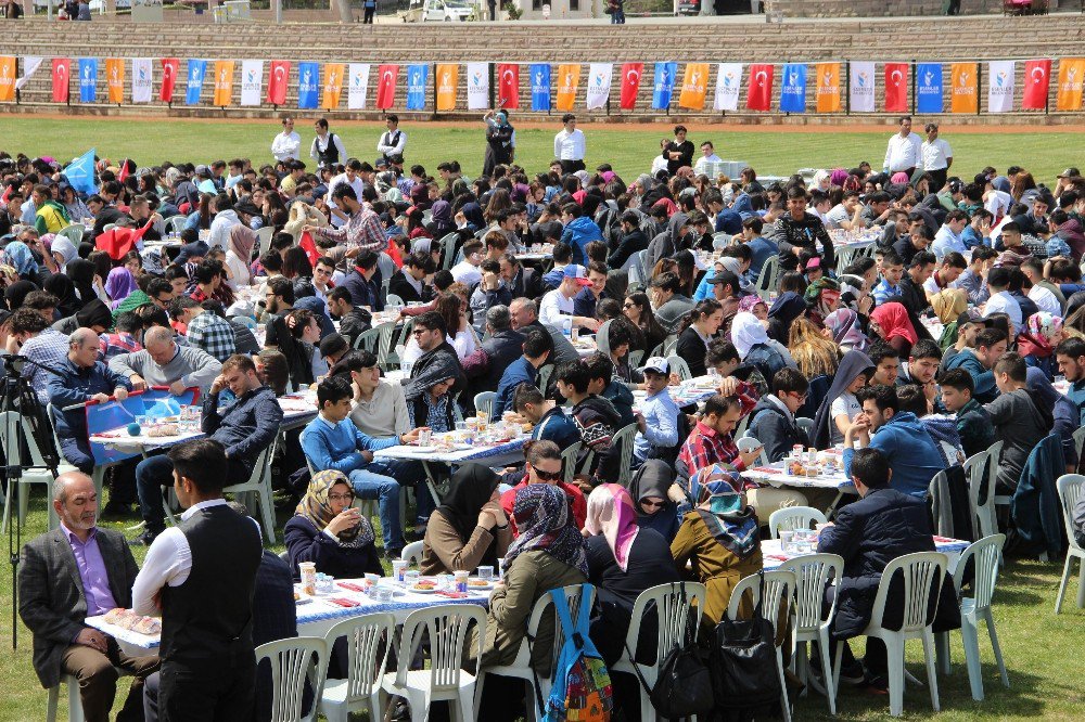 Bakan Avcı’dan Gençlere Kitap Tavsiyesi