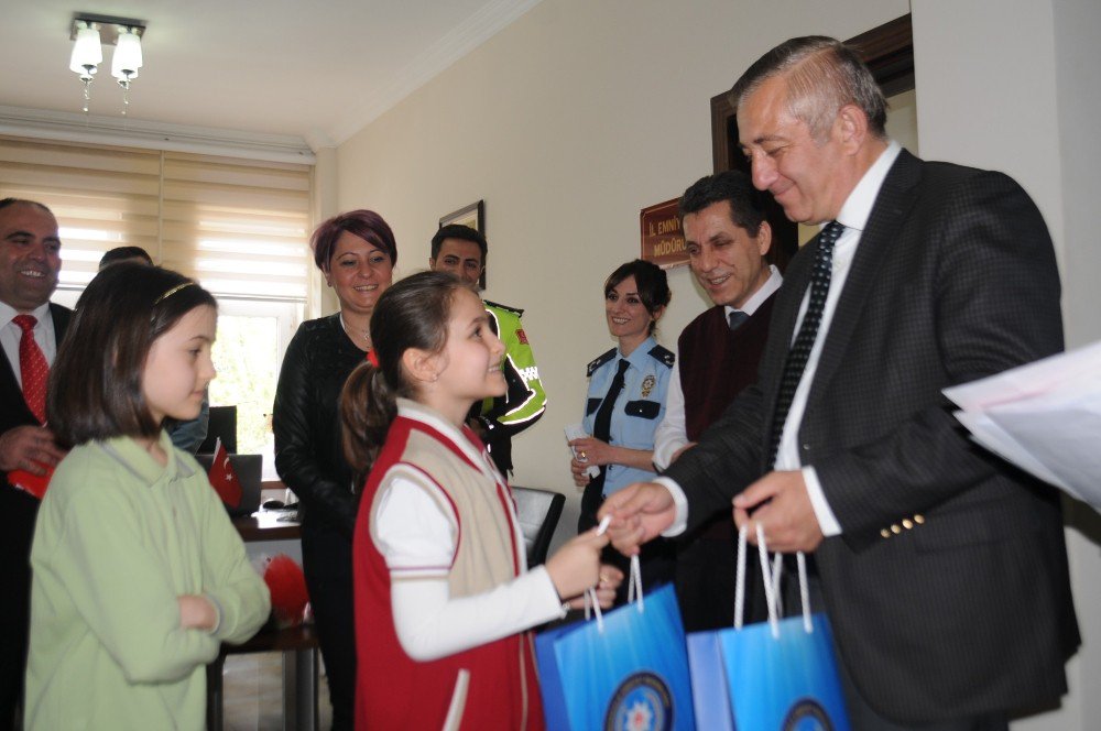 Öğrencilerden Polislere Anlamlı Ziyaret