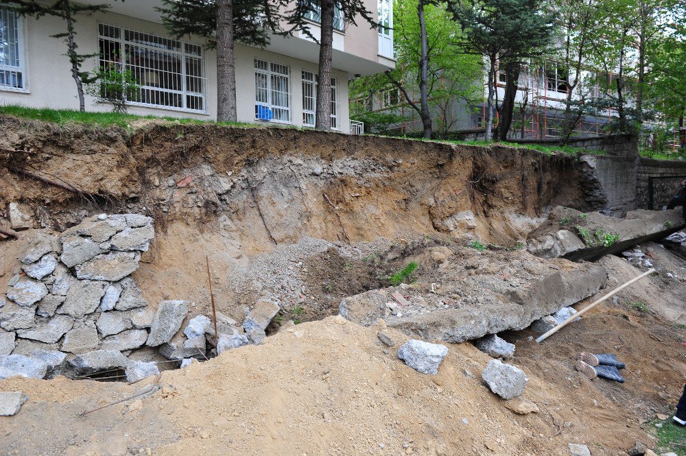 Göçük Altında Kalan Iraklı İşçiyi İtfaiye Kurtardı