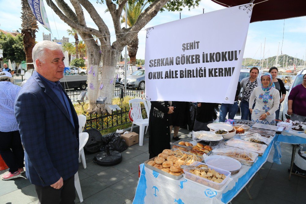 Belediye Meydanında Okul Yararına Kermes