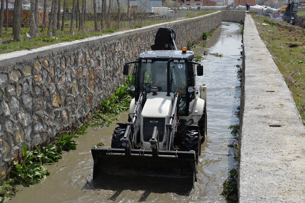 Mezbaha Bölgesinde Kanal Temizliği