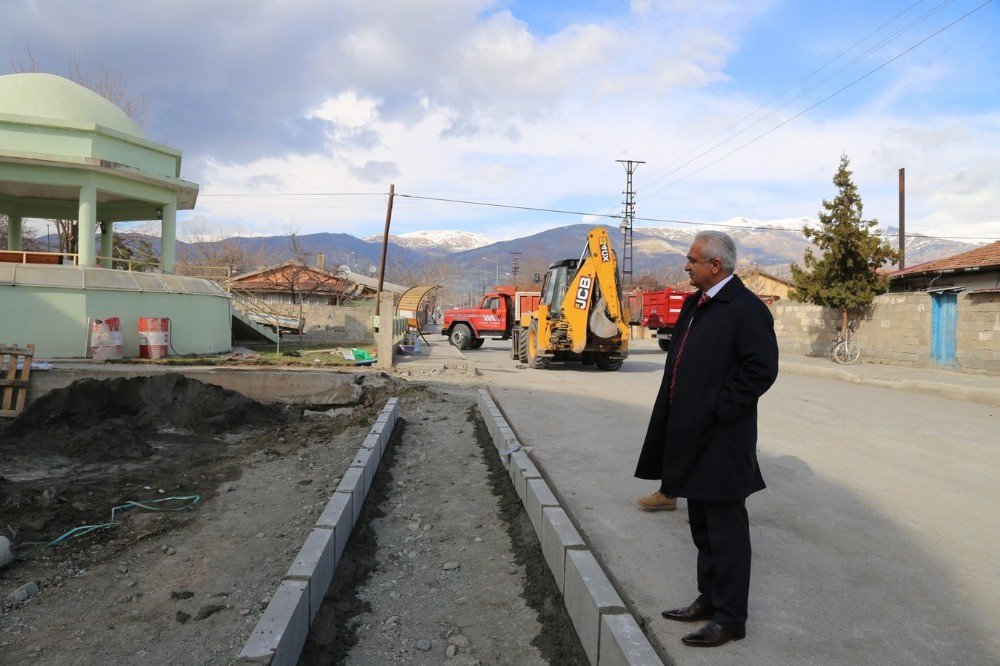 İbadethanelerin Çevre Düzenlemeleri Devam Ediyor