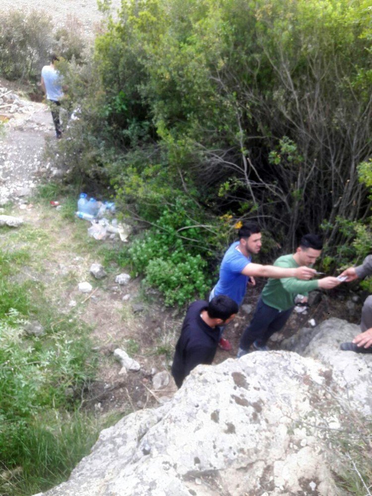 Kyme Antik Kenti’nde Kaçak Kazı Yapanlar Yakalandı