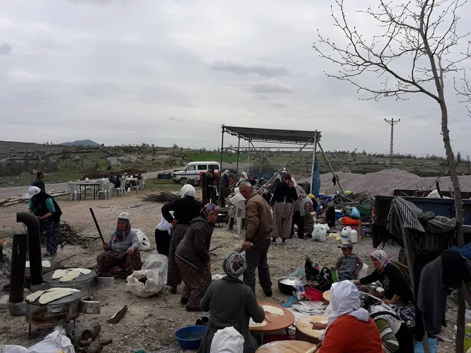 Yol Kenarına Masa Kurup Gözleme Hayrı Yapıtılar