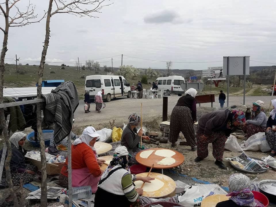 Yol Kenarına Masa Kurup Gözleme Hayrı Yapıtılar