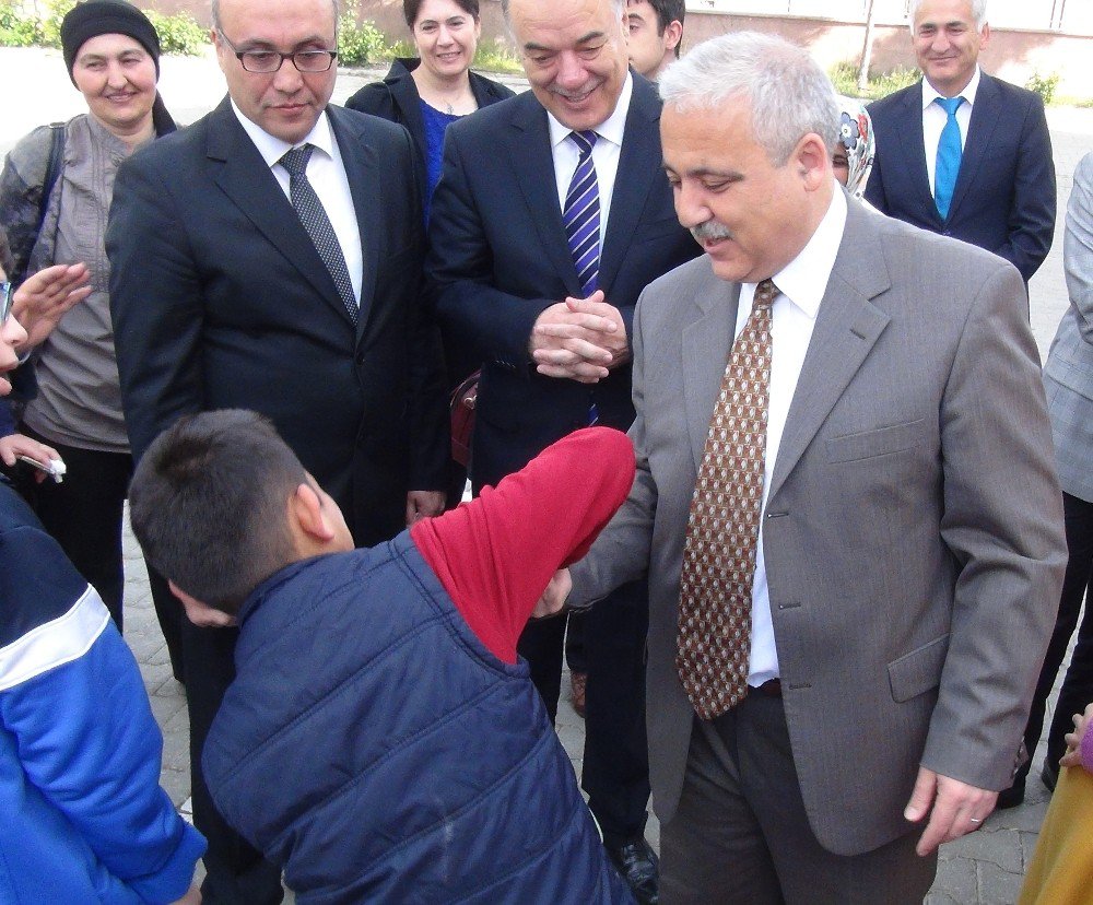 Vali Güvençer, Zihinsel Engelli Öğrenci İle Bilek Güreşi Yaptı