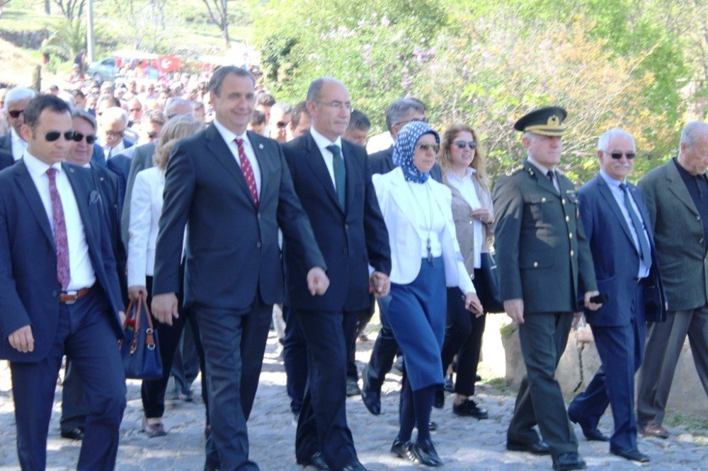 Atatürk’ün Ayvalık’a Gelişinin 83. Yıl Dönümü Düzenlenen Kortej Ve Törenle Kutlandı