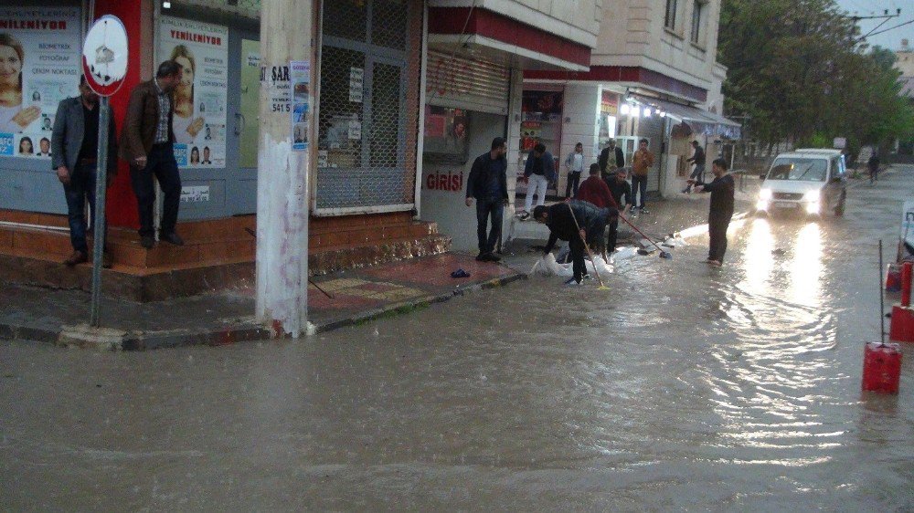 Viranşehir’de Sağanak Yağış Caddeleri Göle Çevirdi