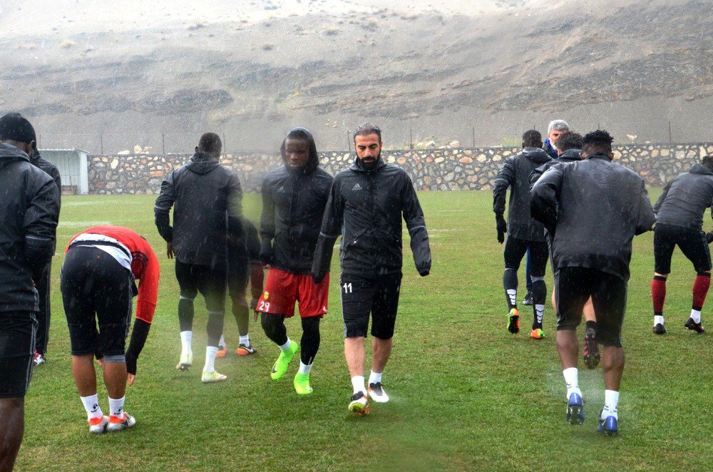 Evkur Yeni Malatyaspor Yağmur Altında Çalıştı