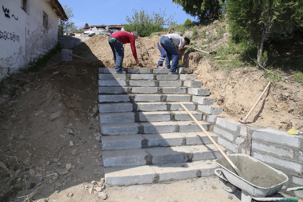 Yokuşlu Mahalleye Merdivenli Çözüm