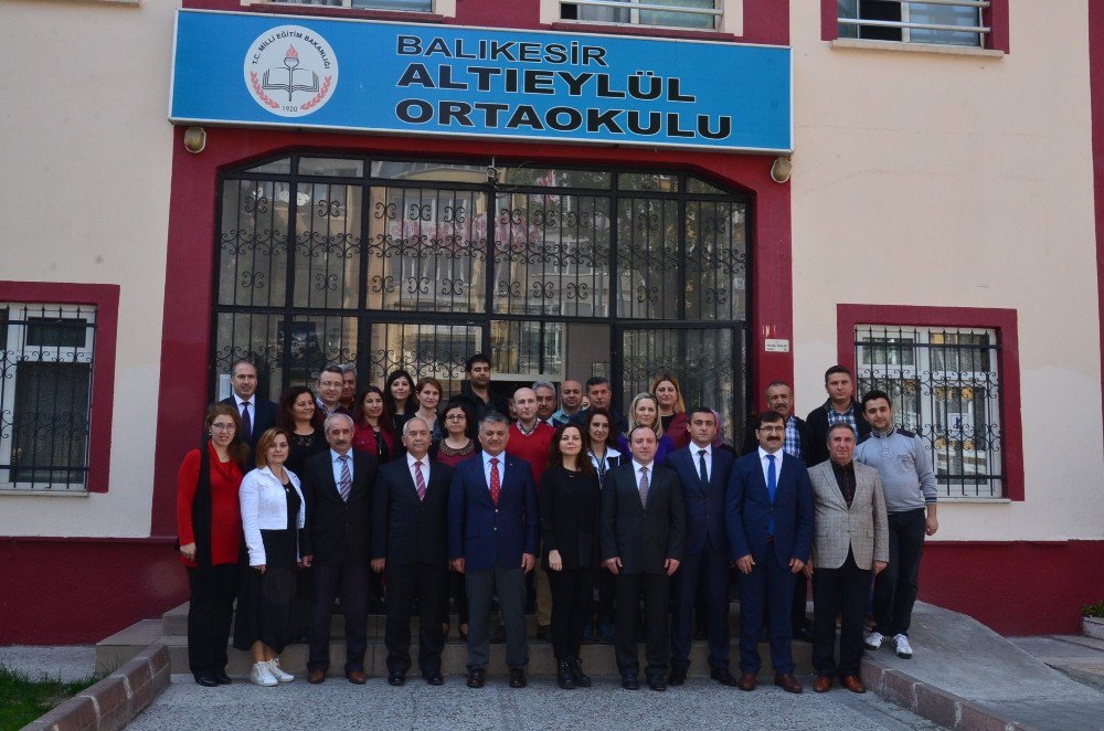 Vali Yazıcı Öğrencilerle Kitap Okudu