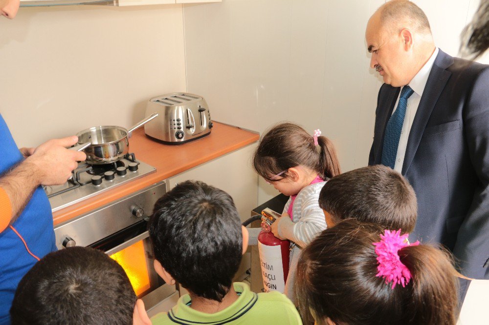 Vali Dağlı, Afad’ın Deprem Simülasyon Tırını İnceledi