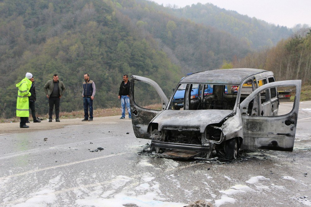 Seyir Halindeki Araç Alev Alev Yandı