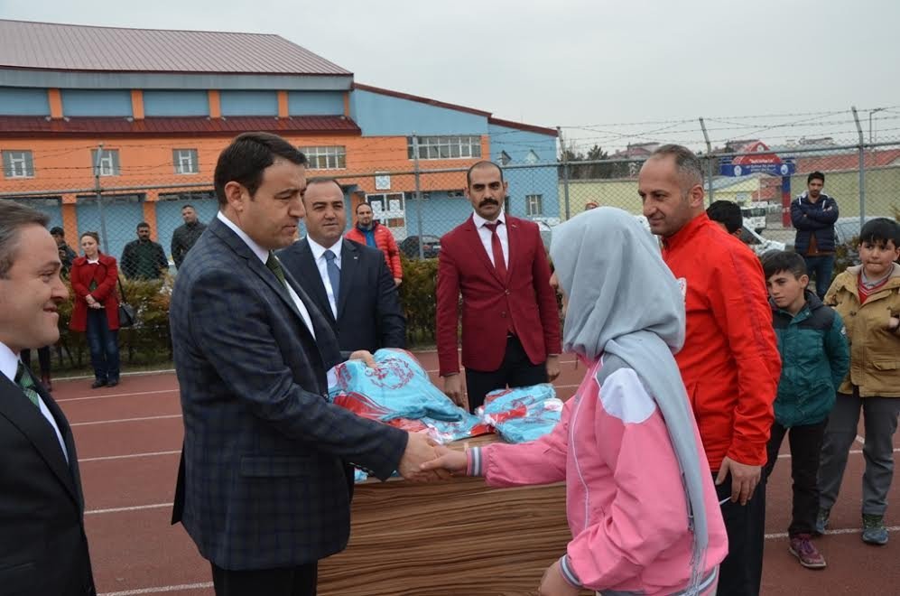 Ağrı Belediyesi 500 Sporcuya Malzeme Dağıttı