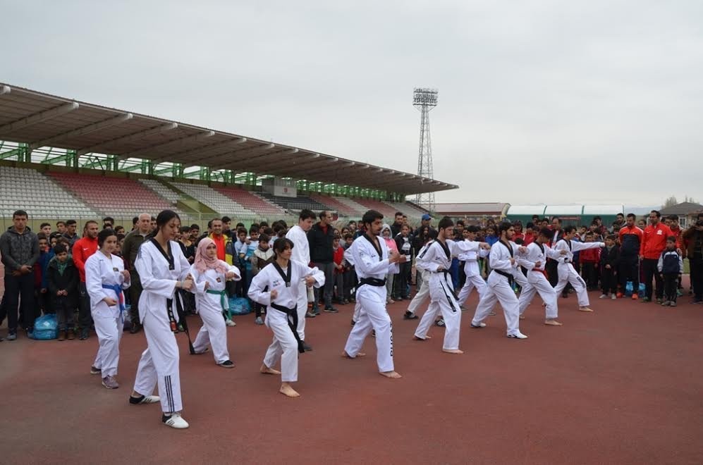 Ağrı Belediyesi 500 Sporcuya Malzeme Dağıttı