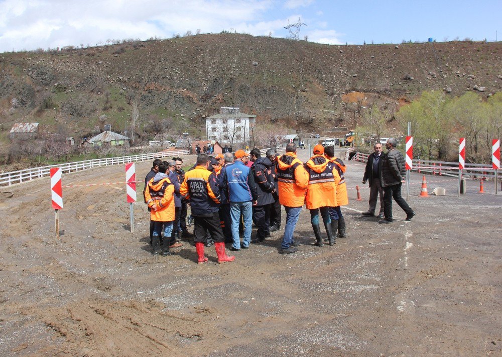 Ak Parti Genel Başkan Yardımcısı Yılmaz Selden Etkilenen Bölgede İnceleme Yaptı