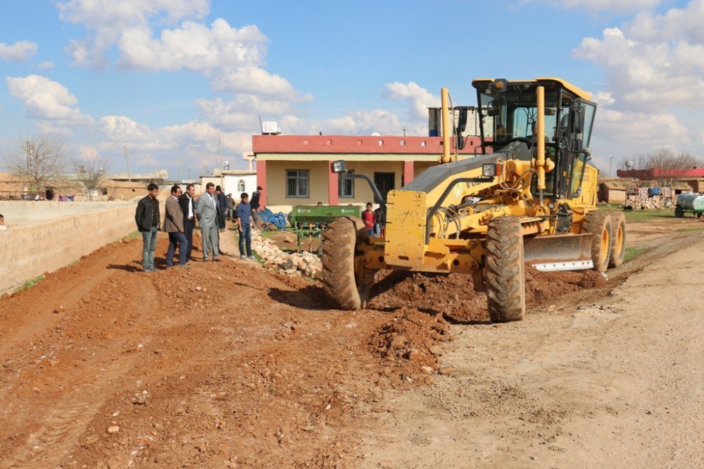 Akçakale’nin Kırsal Mahallelerinde Yol Yapım Çalışmaları Sürüyor