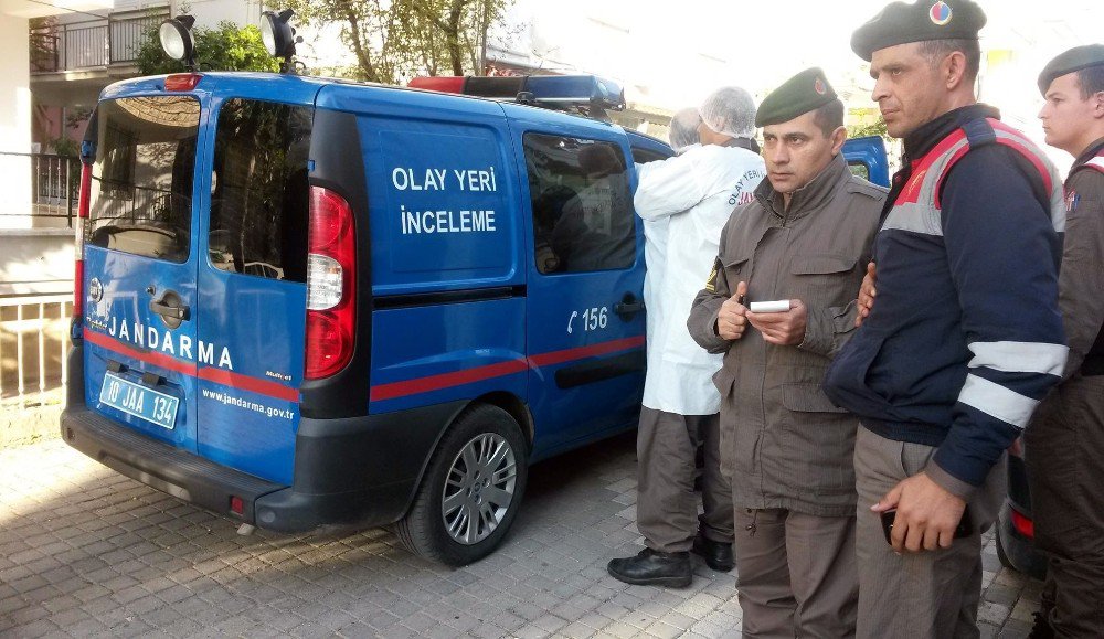 Balıkesir’de Öldürülen Genç Kadın Toprağa Verildi