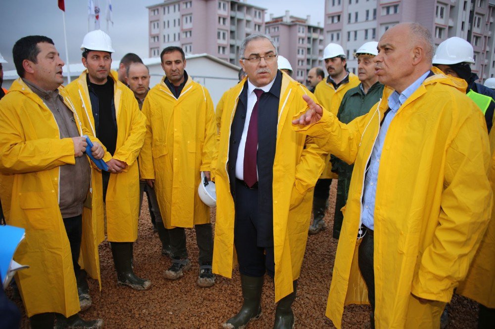 Toki Başkanı Turan Ve Başkan Çalışkan Konutları İnceledi