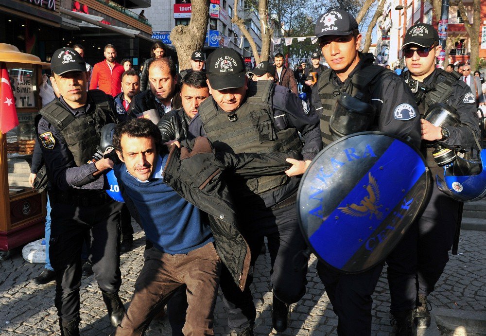 İzinsiz Bildiri Dağıtan Gruba Polis Müdahalesi