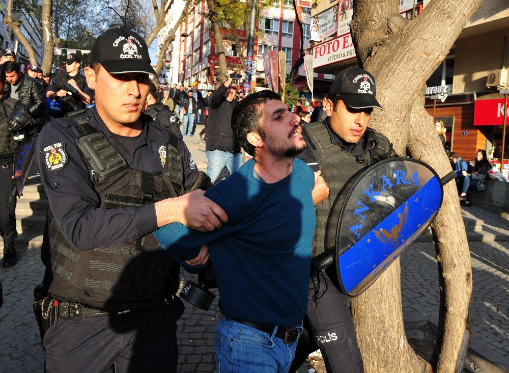 İzinsiz Bildiri Dağıtan Gruba Polis Müdahalesi